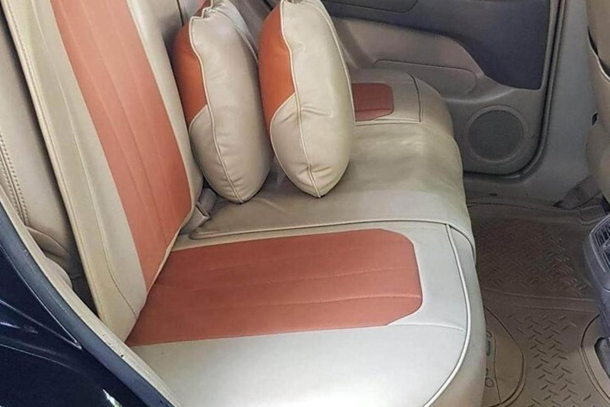 um assento na parte de trás de um carro