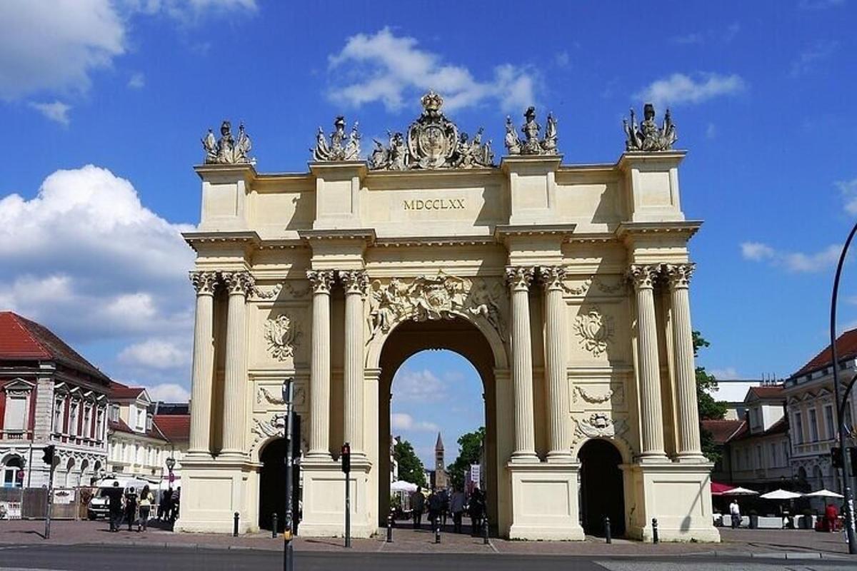 velká budova s obloukem ve městě