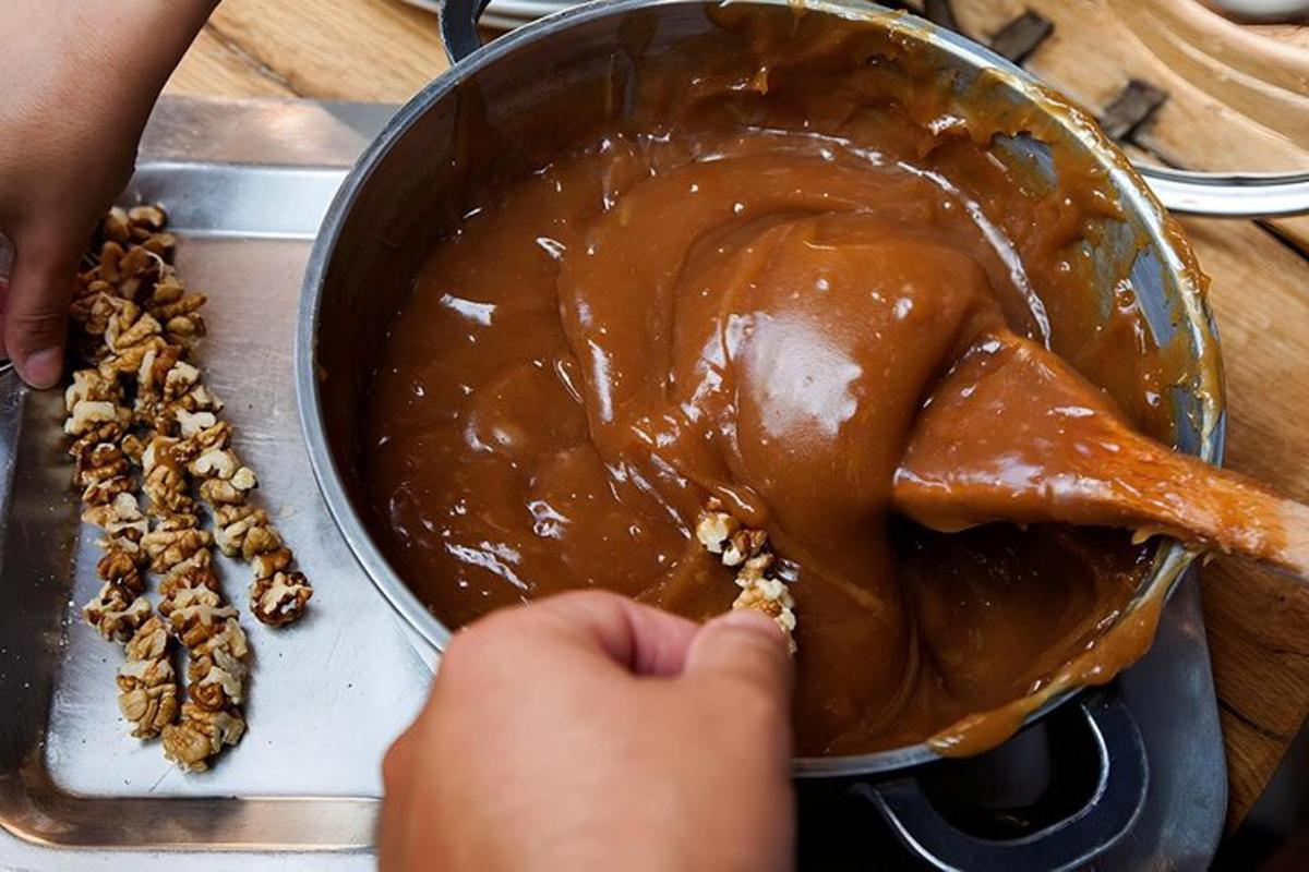 inimene teeb kooki maapähklivõi ja kreeka pähklitega