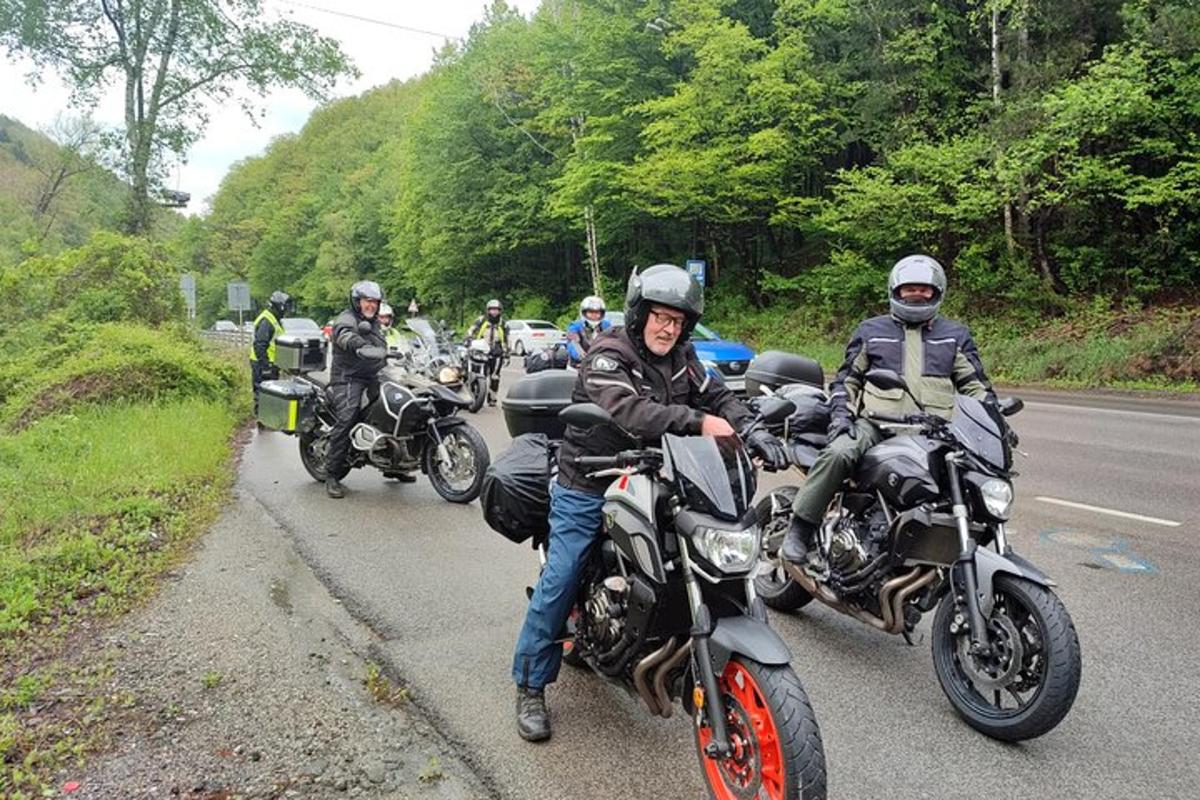 skupina lidí jedoucích na motorkách po silnici