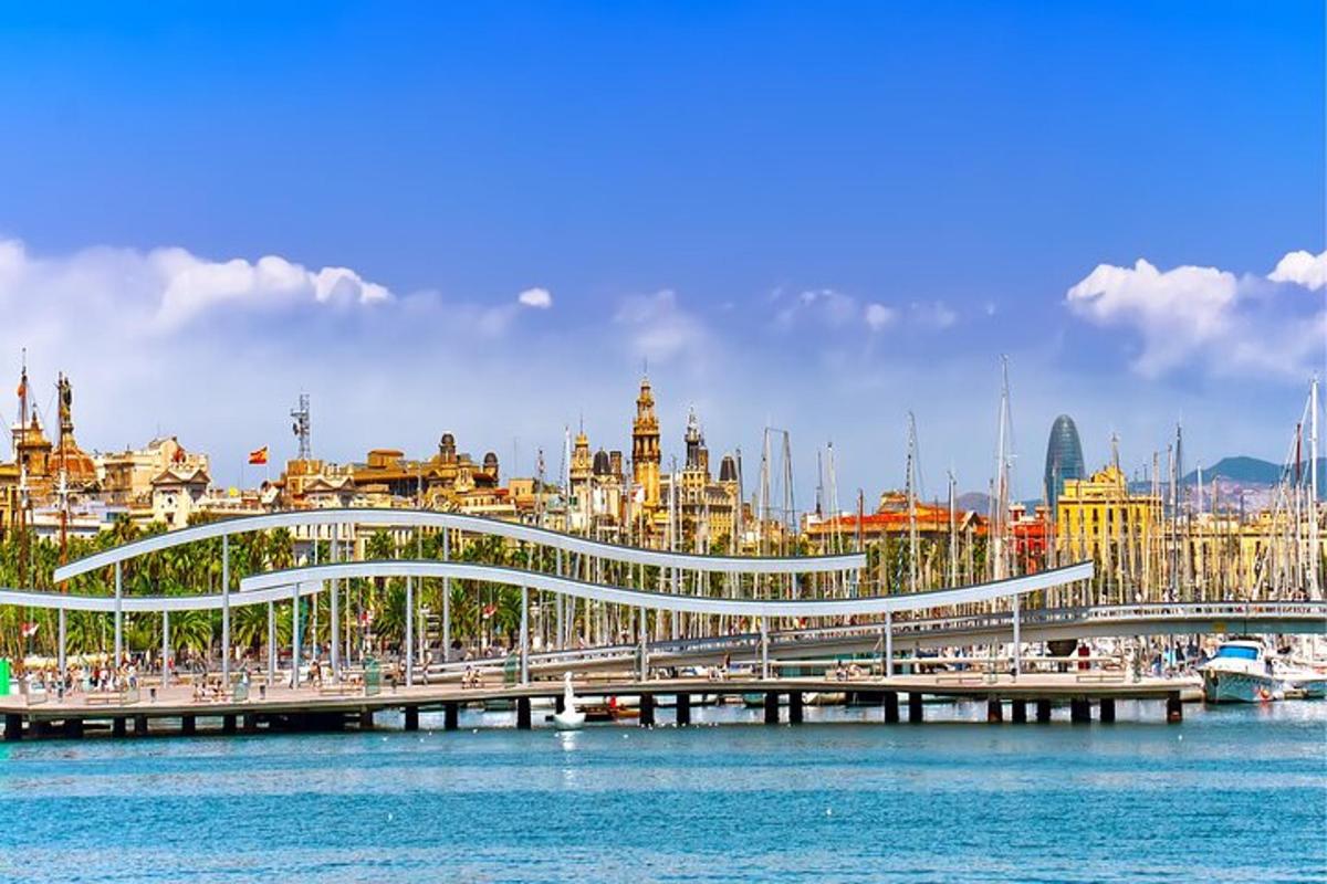 uma ponte sobre a água com uma cidade ao fundo