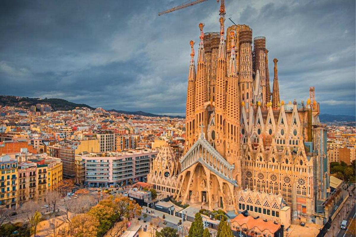 uma vista aérea de um grande edifício em uma cidade