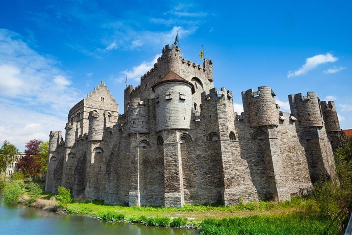 starý hrad na břehu řeky