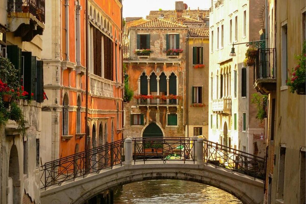 un ponte sopra un fiume in una città con edifici