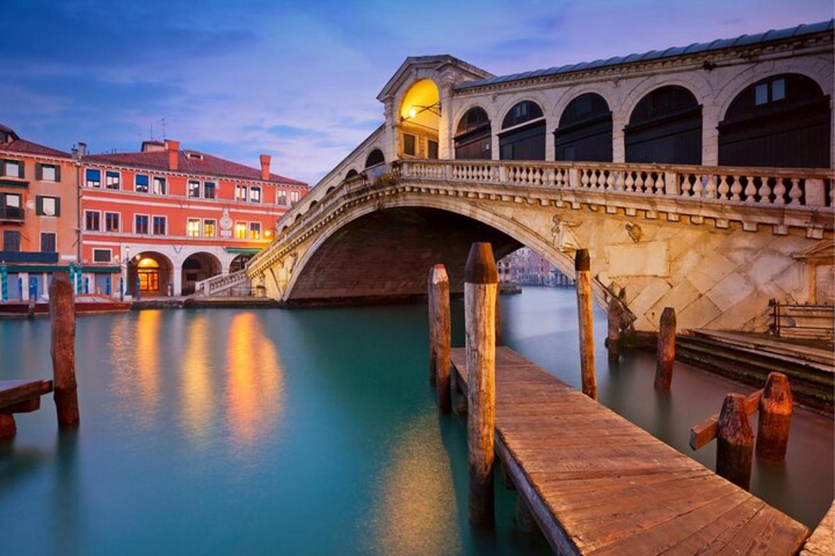 un ponte sopra un fiume in una città con edifici