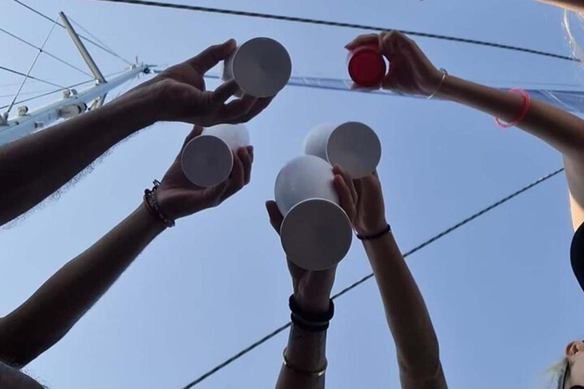група хора, държащи улични лампи