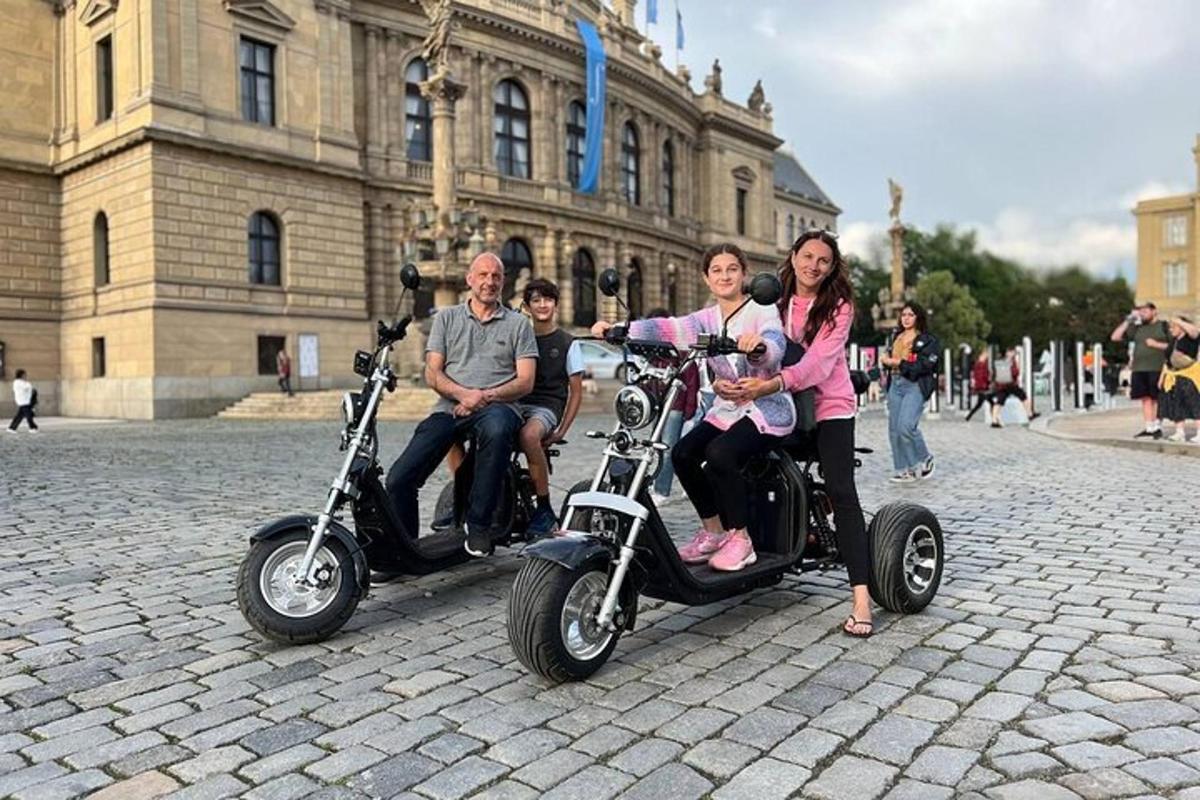 cilvēku grupa, kas brauc ar motorolleriem ēkas priekšā