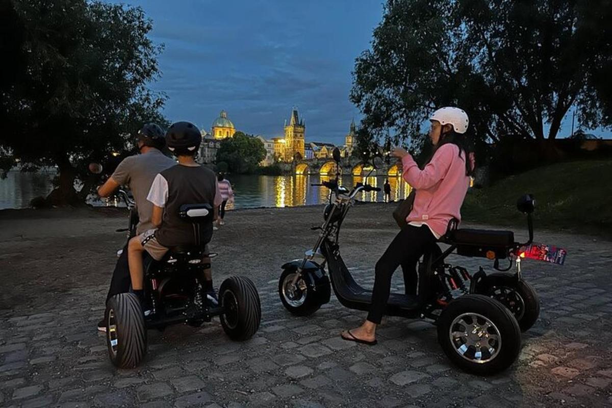 skupina lidí jedoucích na koloběžkách a žena