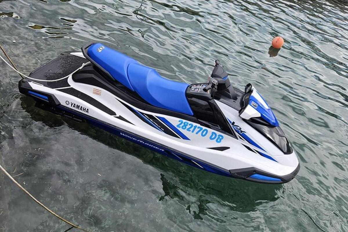 un motoscafo blu e bianco in acqua