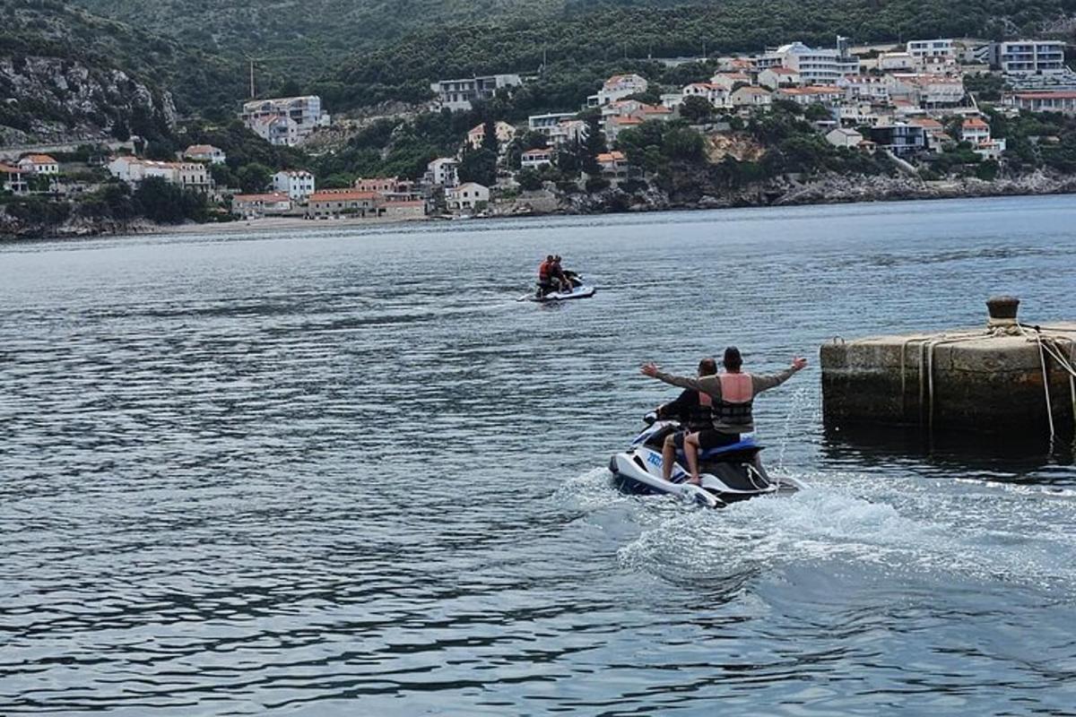 dues persones muntant una moto aquàtica a l'aigua