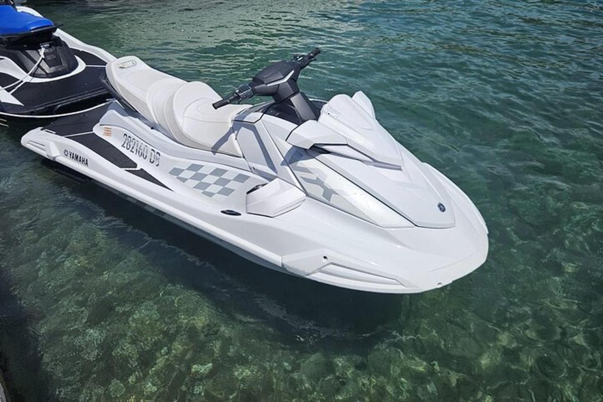 una barca a motore bianca ferma nell'acqua