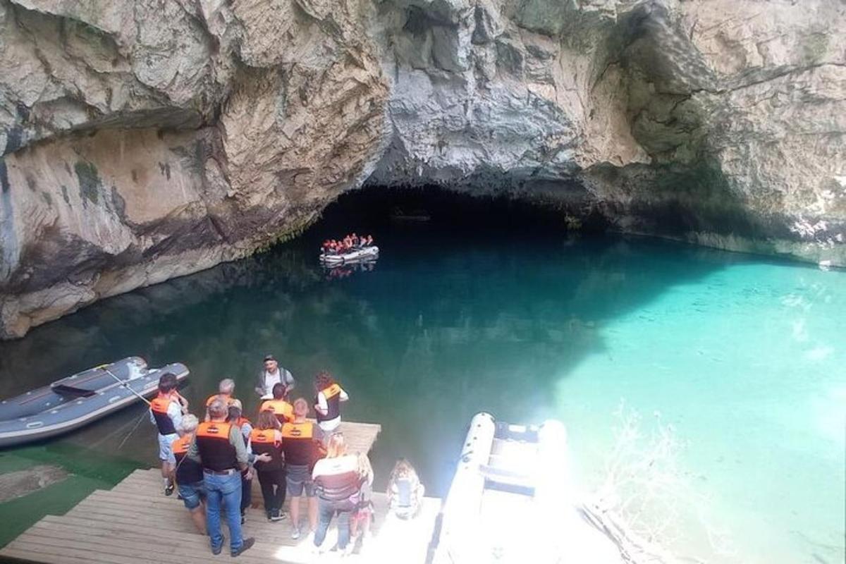 um grupo de pessoas em um barco em uma caverna