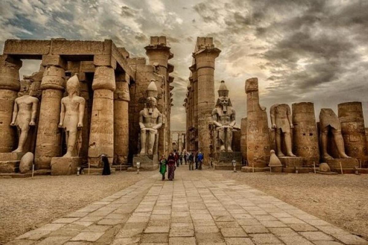 un gruppo di persone in piedi davanti a un monumento