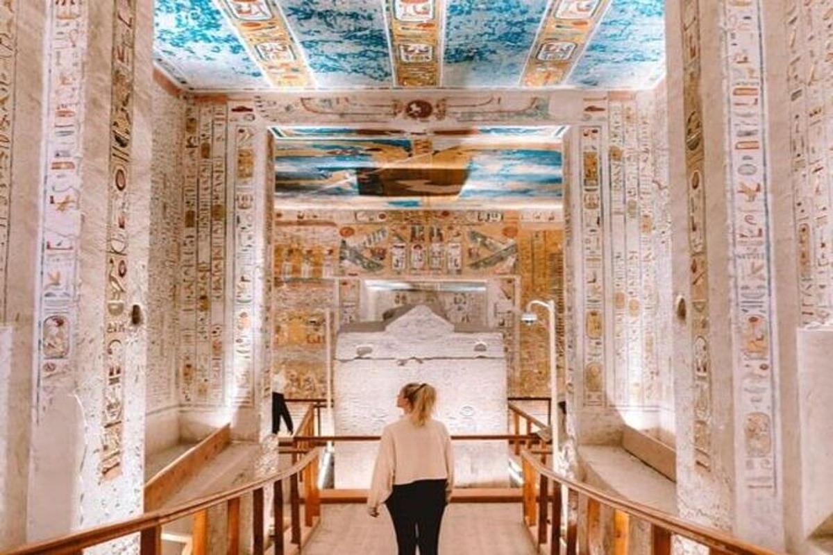 una donna che scende le scale in un edificio con un murale