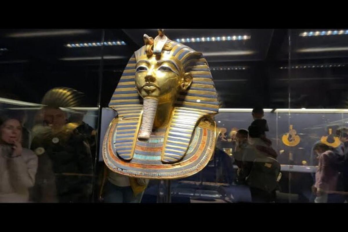 patung anubis dengan anubis