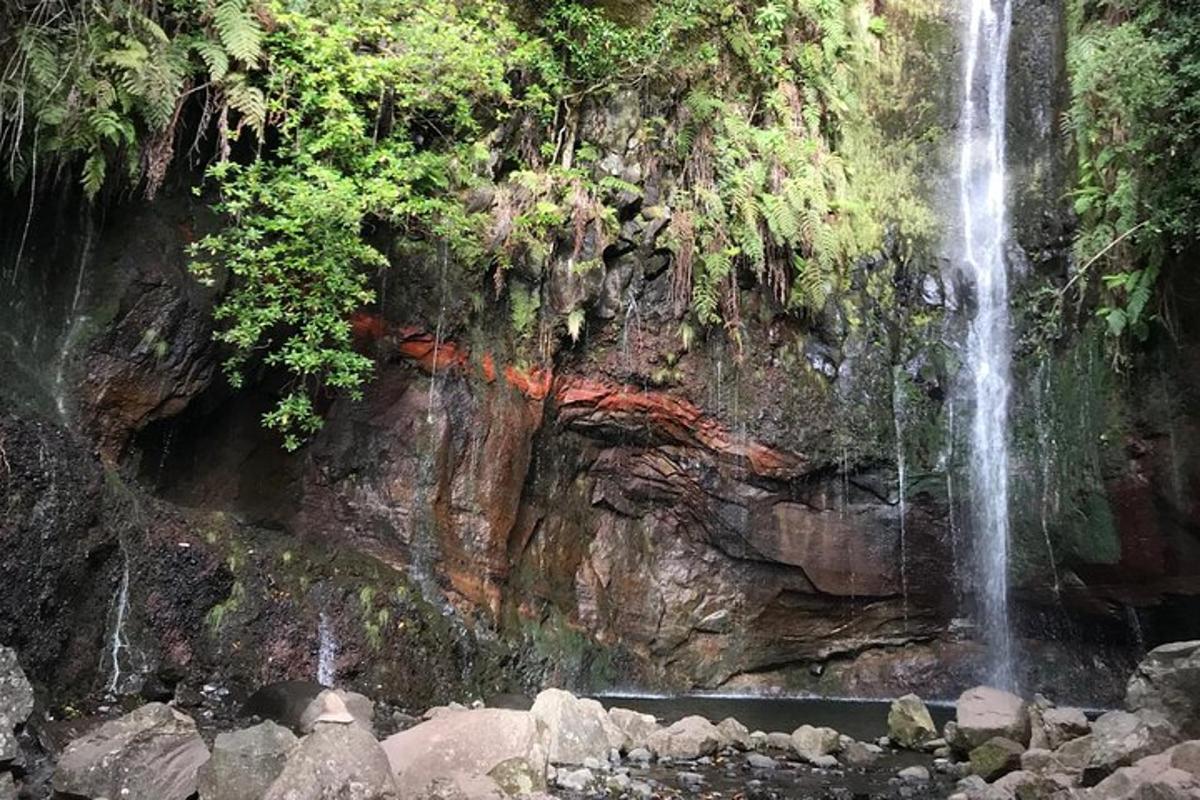 una cascata sul lato di una parete rocciosa
