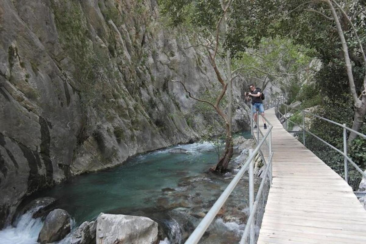 un home caminant per un pont sobre un riu