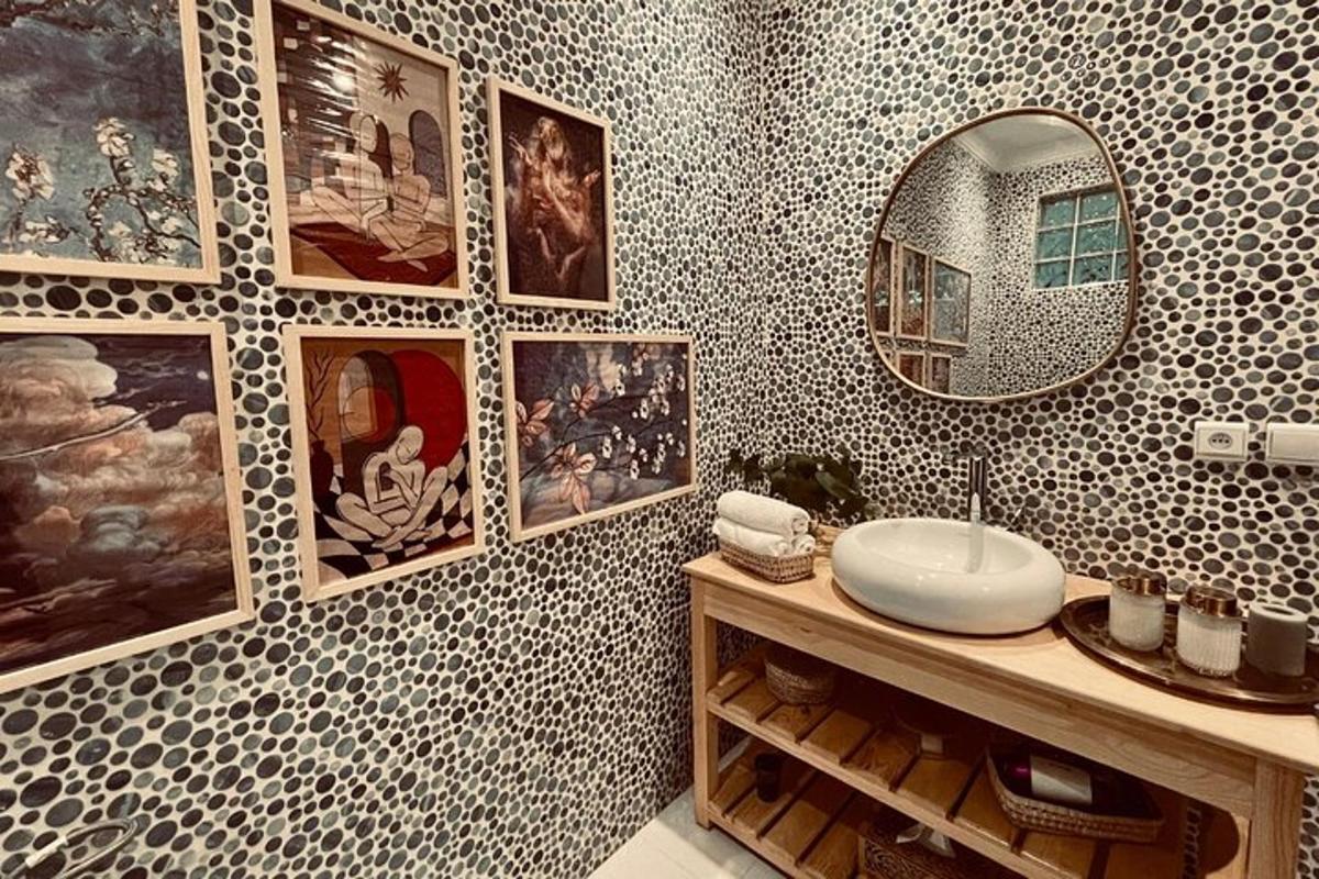 kamar mandi dengan wastafel dan cermin