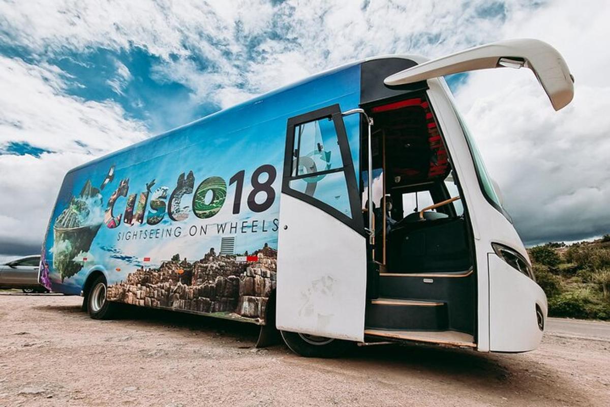 autobus zaparkovaný na kraji silnice