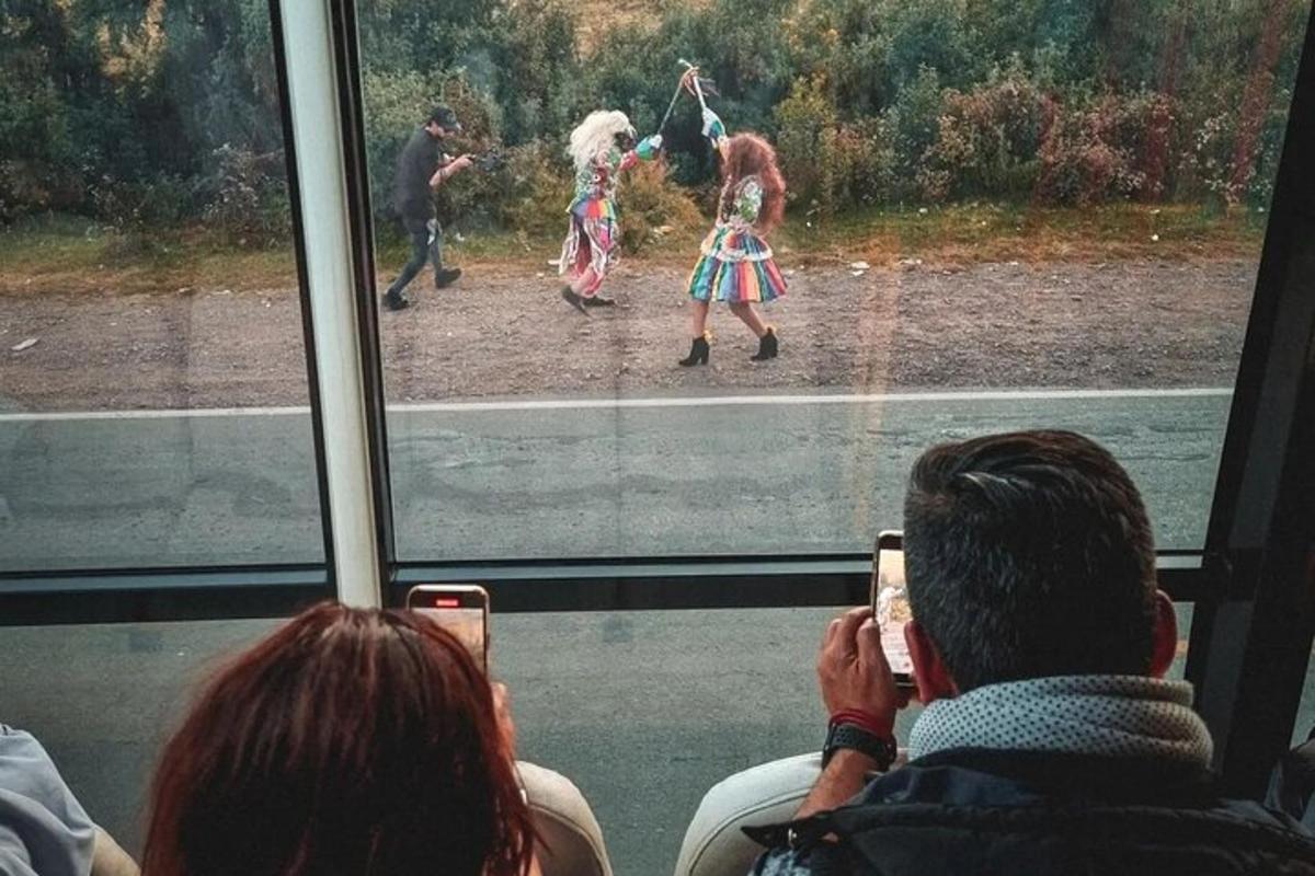 Un grupo de personas tomando fotografías de chicas en un autobús.