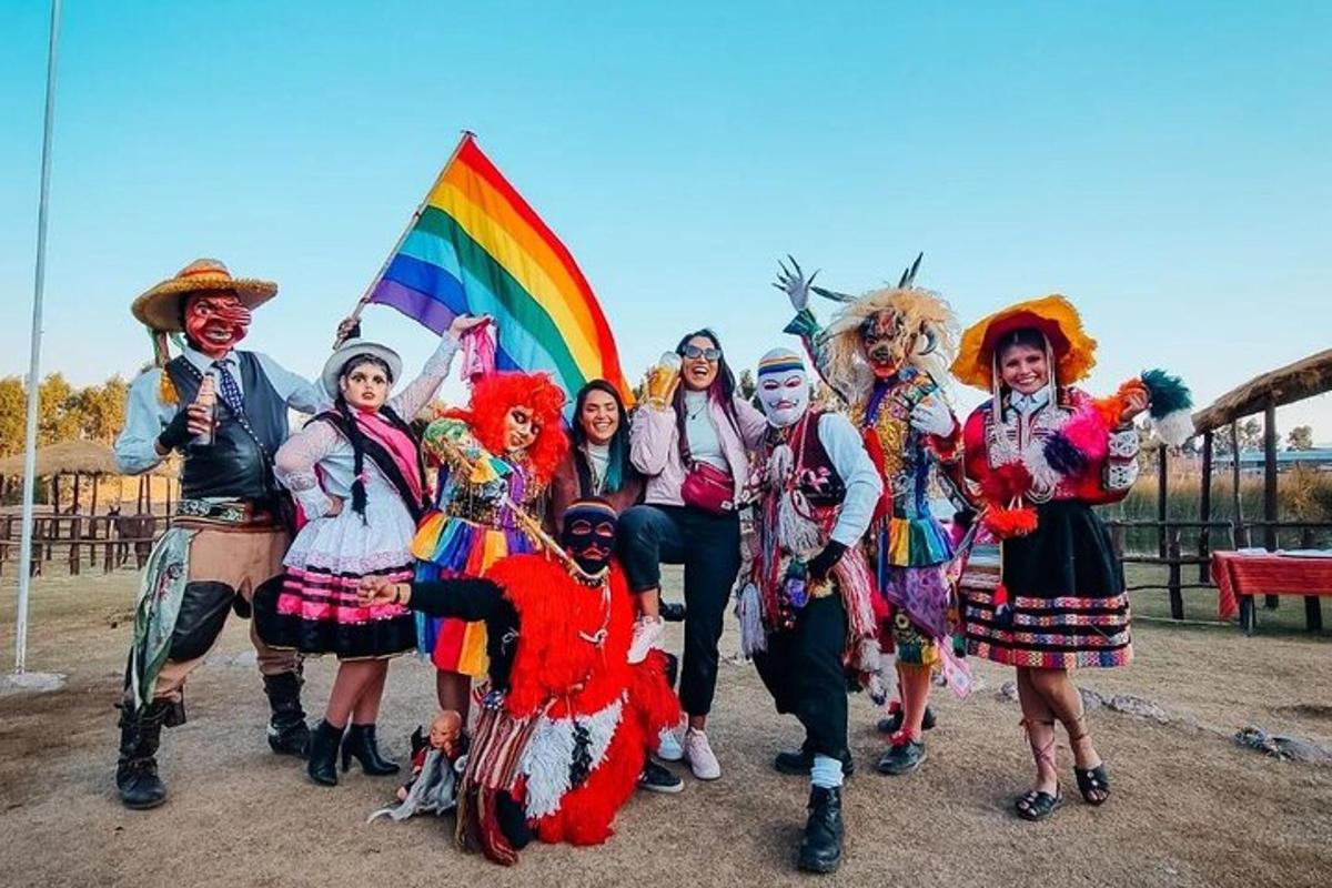 un grup de persones disfressades amb un arc de Sant Martí