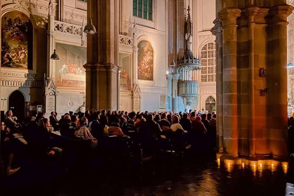 velká skupina lidí sedících v místnosti v budově