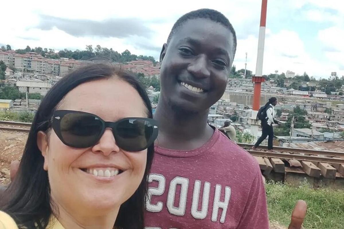uma mulher e um homem posando para uma foto