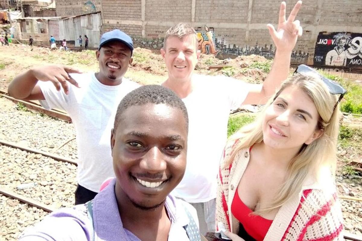 um grupo de pessoas posando para uma foto