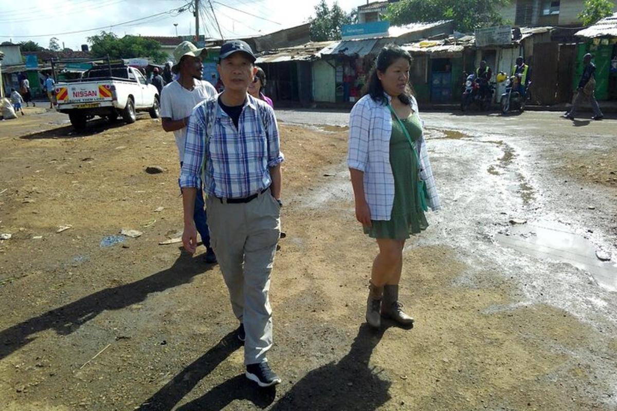 Un hombre y una mujer de pie en un camino de tierra