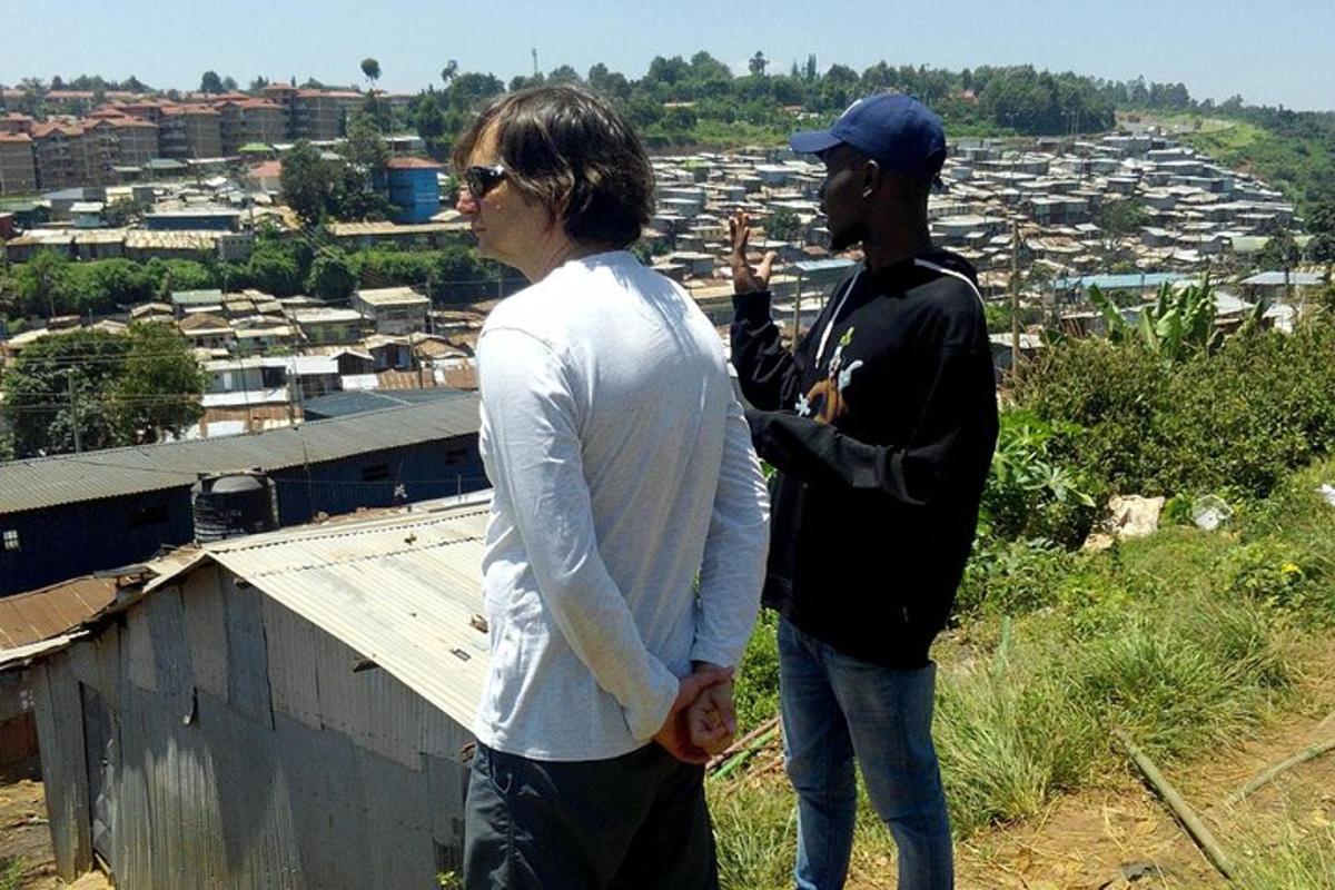 um homem e uma mulher em pé no topo de um prédio