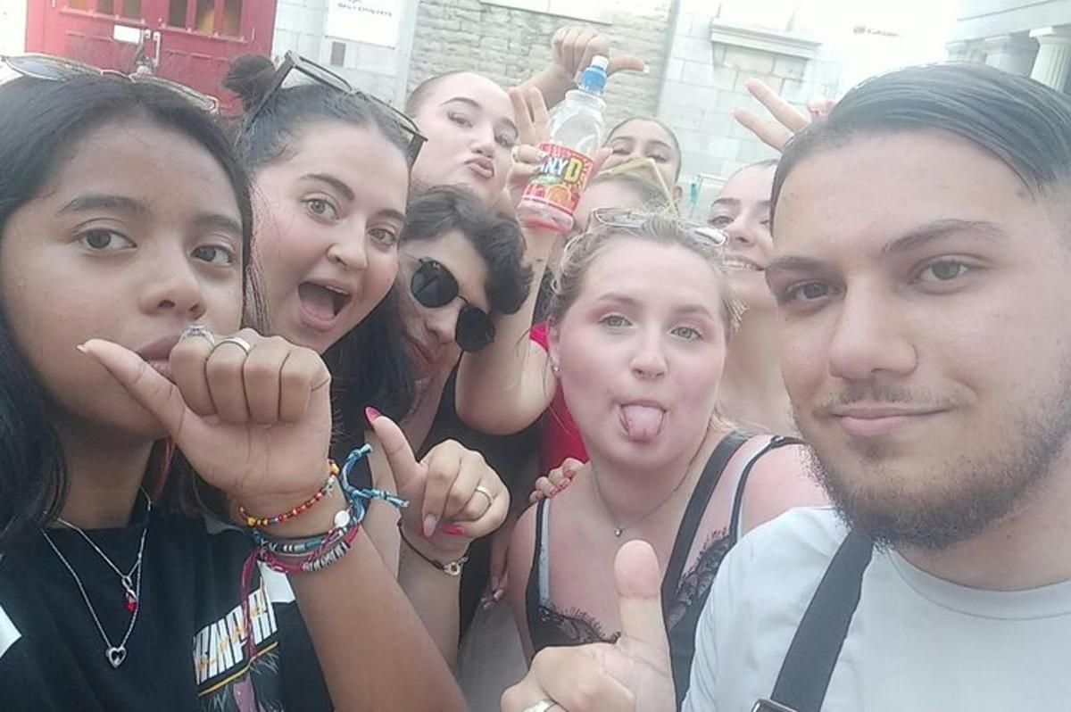 un gruppo di persone posa per una foto