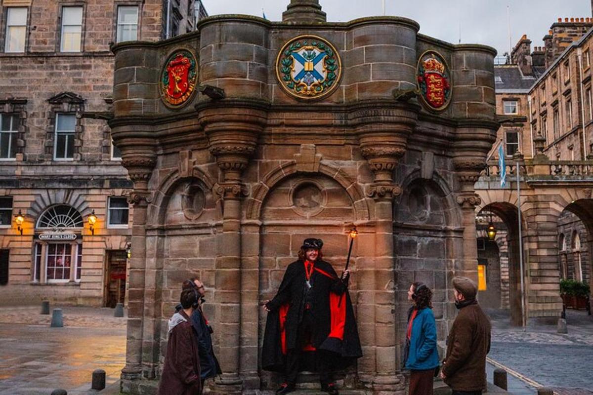 una estàtua d'un home dret davant d'un edifici