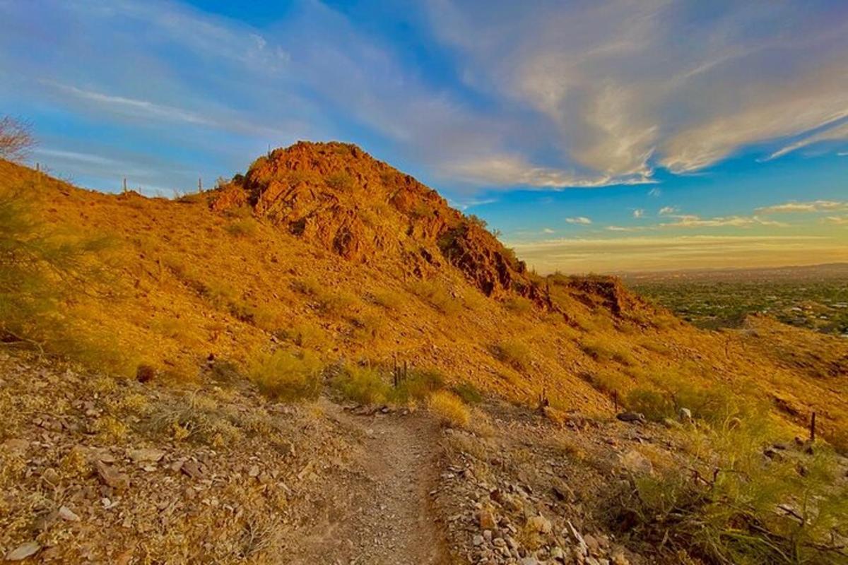 un camino de tierra en la ladera de una montaña