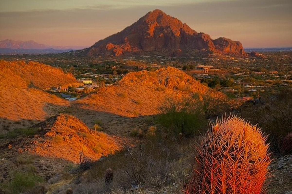 Una montaña con vistas a una ciudad y un desierto.