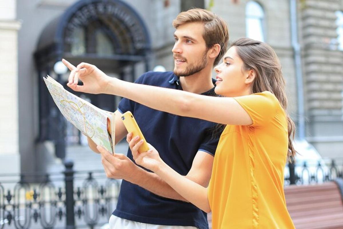 một người đàn ông và một người phụ nữ đang nhìn vào bản đồ