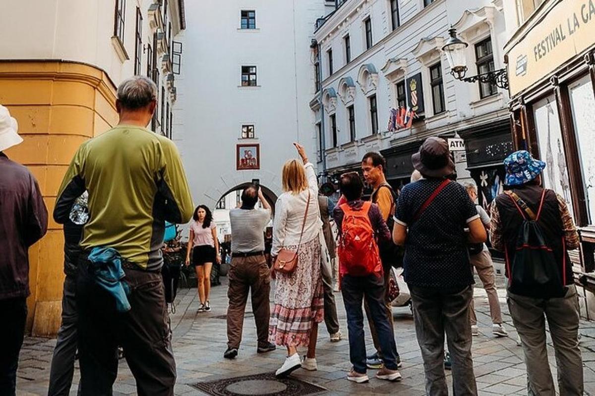 μια ομάδα ανθρώπων που περπατούν σε έναν δρόμο της πόλης