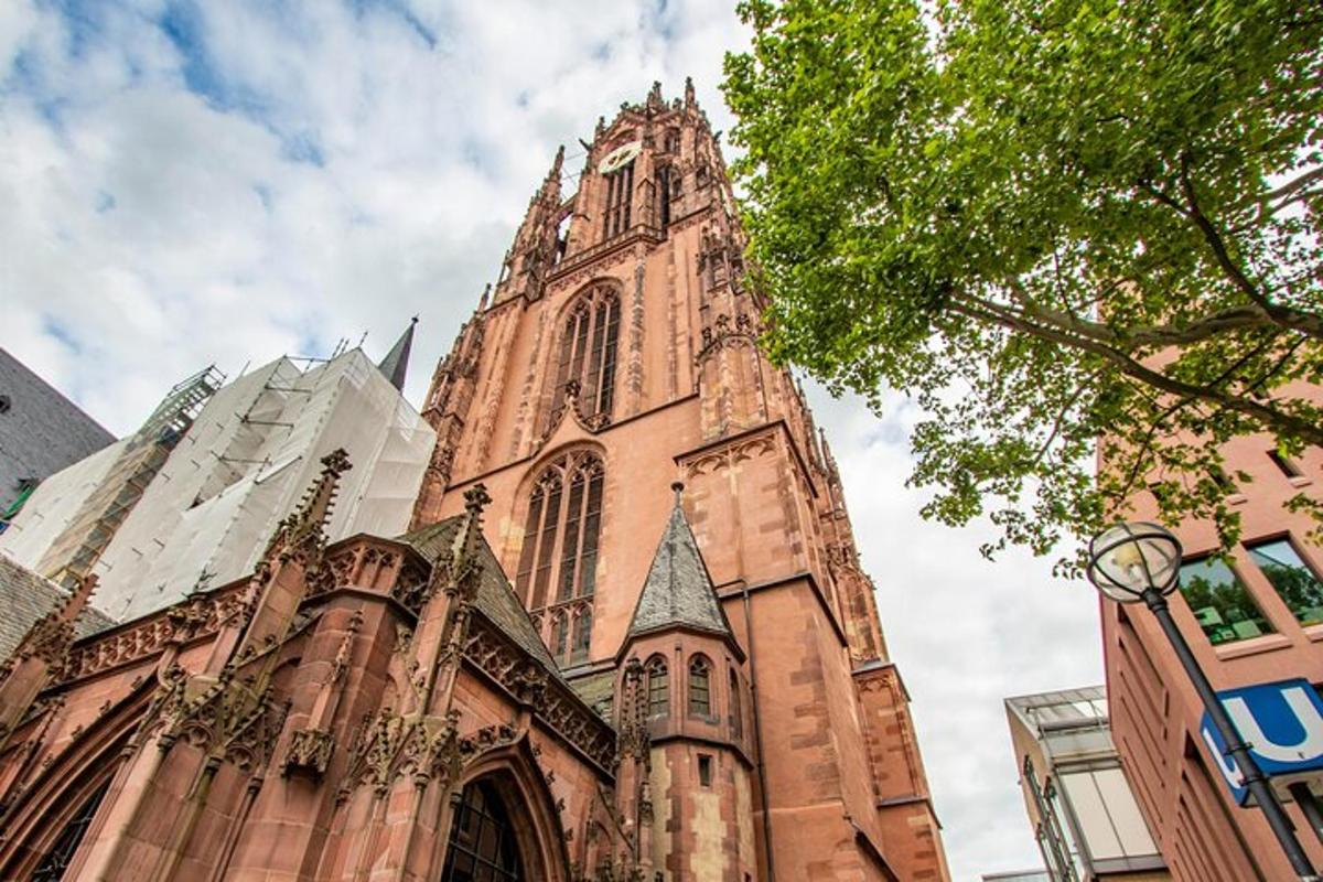 en gammel kirke med et tårn på toppen
