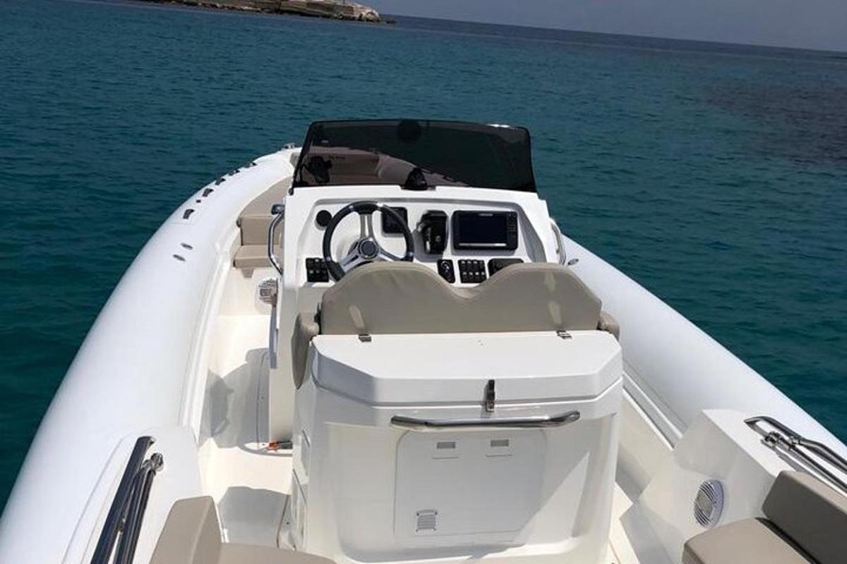 μια άσπρη βάρκα στο νερό με το μπροστινό μέρος της