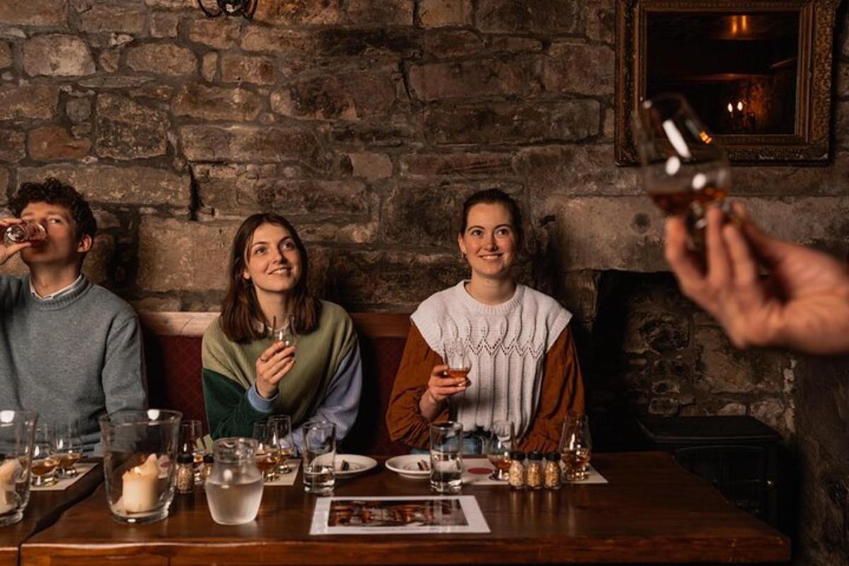 un grupo de personas sentadas en una mesa en un restaurante
