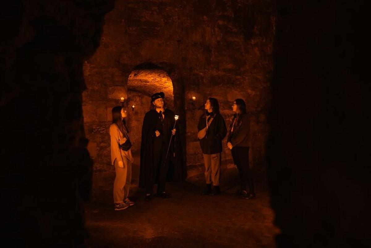 un grup de persones dempeus en un túnel fosc