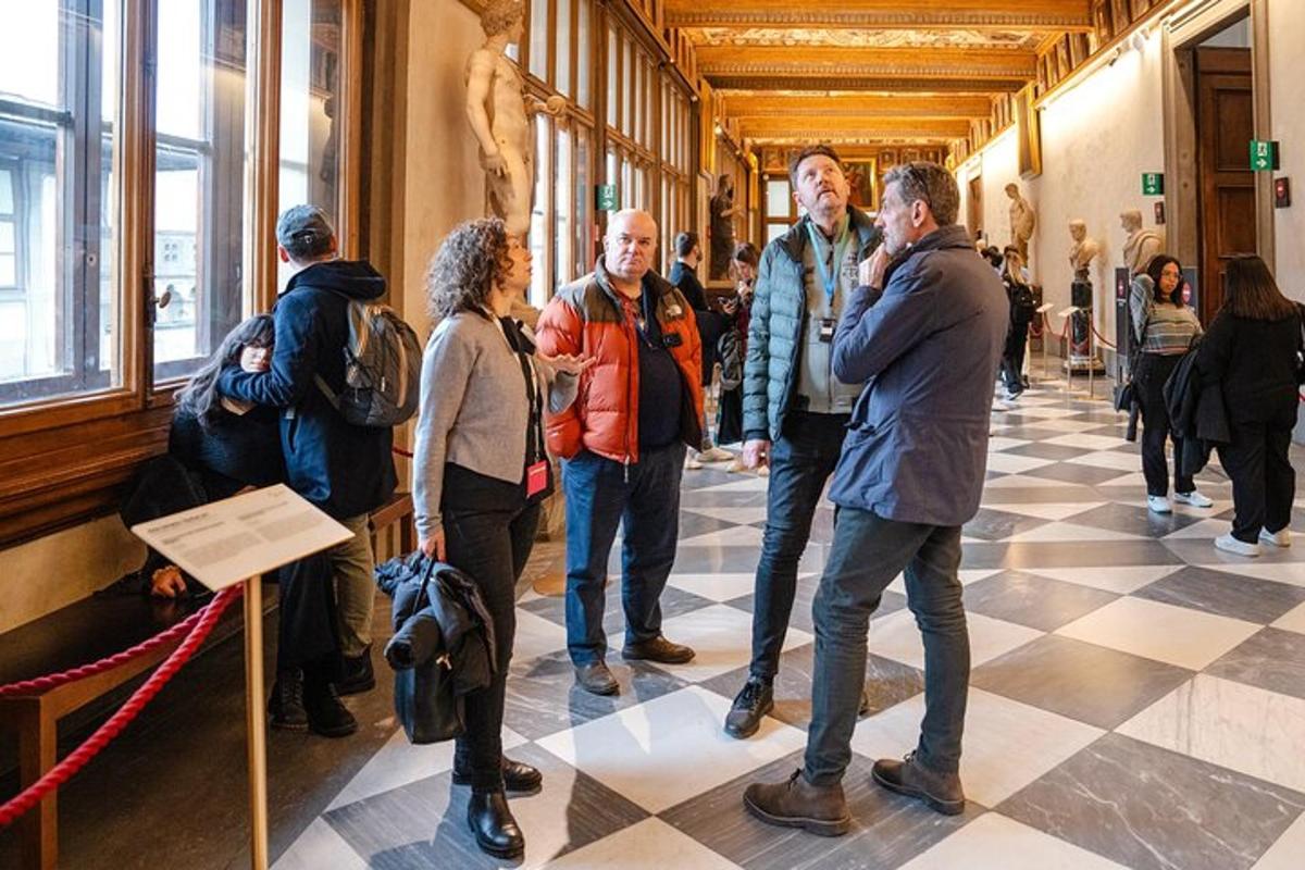 egy csoport ember áll egy folyosón, egy múzeumot néznek