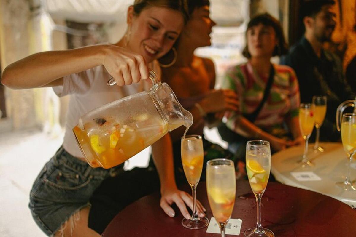 een vrouw schenkt een drankje in glazen op een tafel