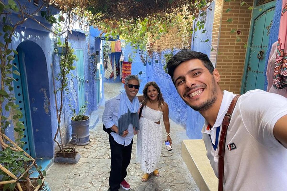 een man en een vrouw lopen door een blauw steegje