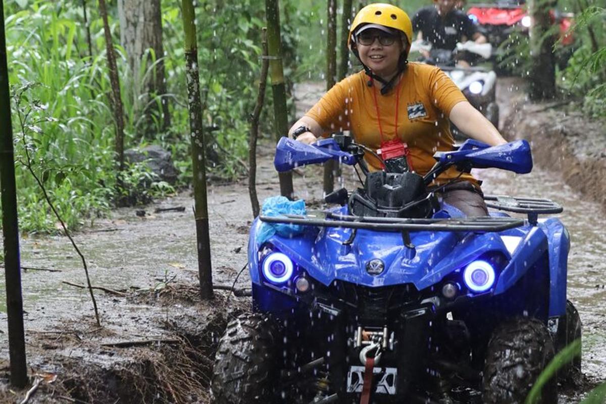 seseorang yang menunggang kenderaan empat roda di denai