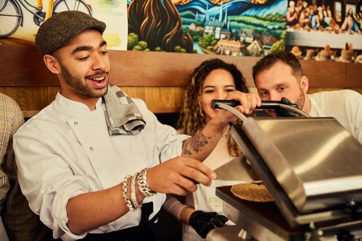 muž připravující jídlo v restauraci se ženou