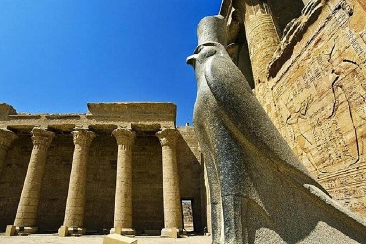 una statua di una donna in piedi davanti a un edificio