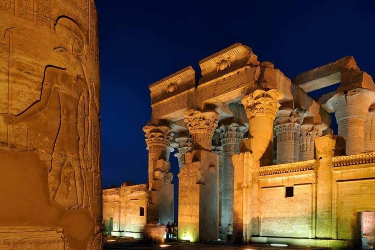 un antico edificio con colonne di notte