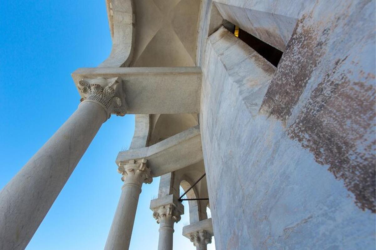 una vista della cima di un edificio con colonne