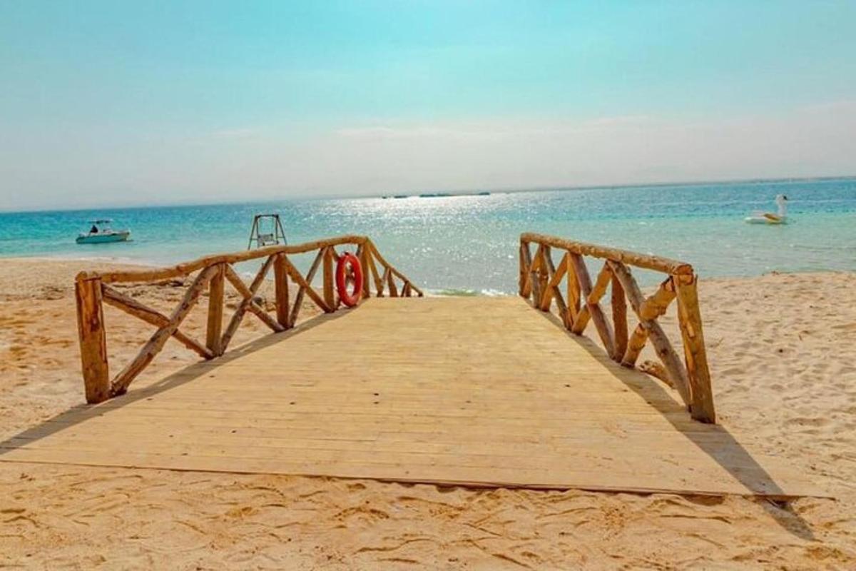 lesen pomol na plaži z oceanom
