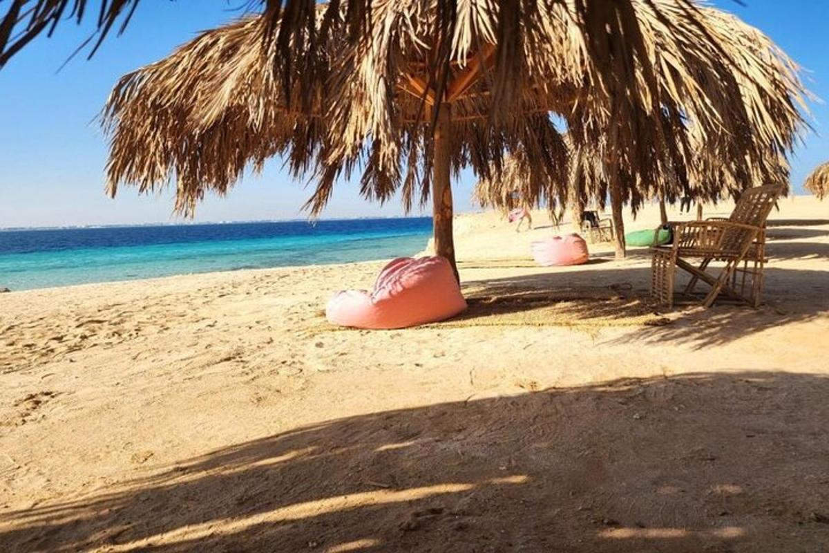 plaža s senčnikom in stoli ter ocean